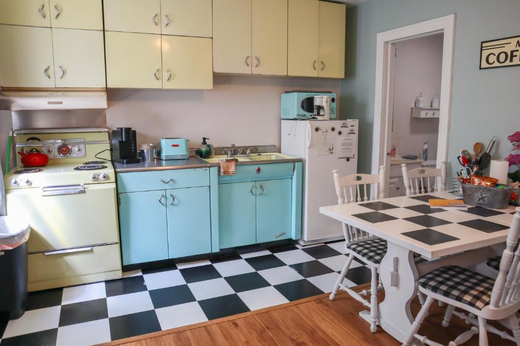 Rare Hideaway on Main, Retro unit