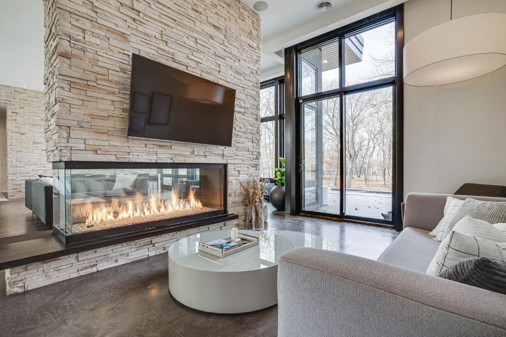 Wisconsin Home with Infinity Pool, Hot Tub and Deck!