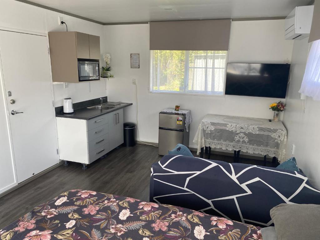 Self Contained Unit, Private Bathroom, Private Entrance, Close to Shops & Hospital Homestay, Hamilton