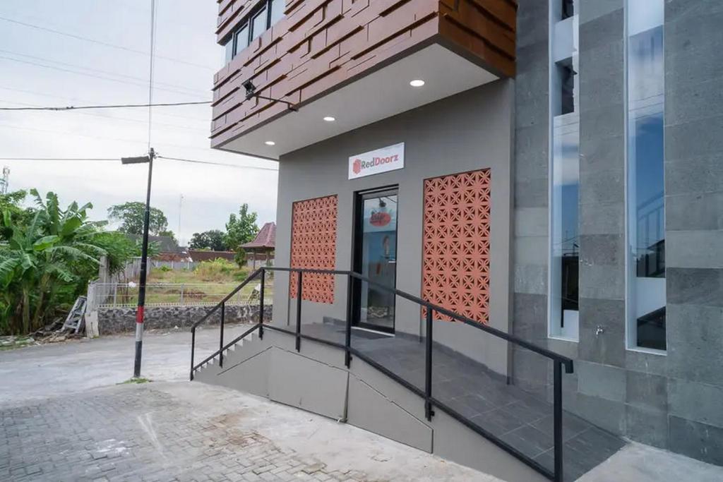RedDoorz near Sindu Kusuma Edupark 3