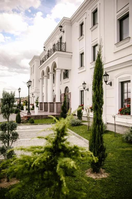 Apartments & rooms Beli Dvor，位于查查克的酒店