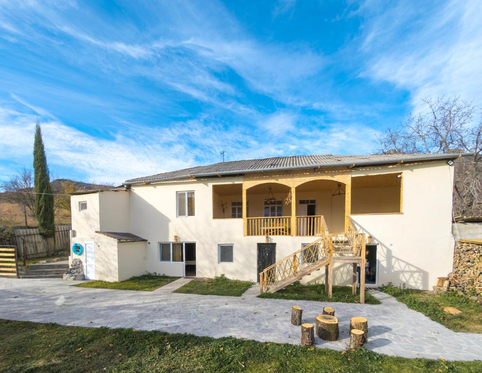 Cypress guesthouse, Pokr Ayrum