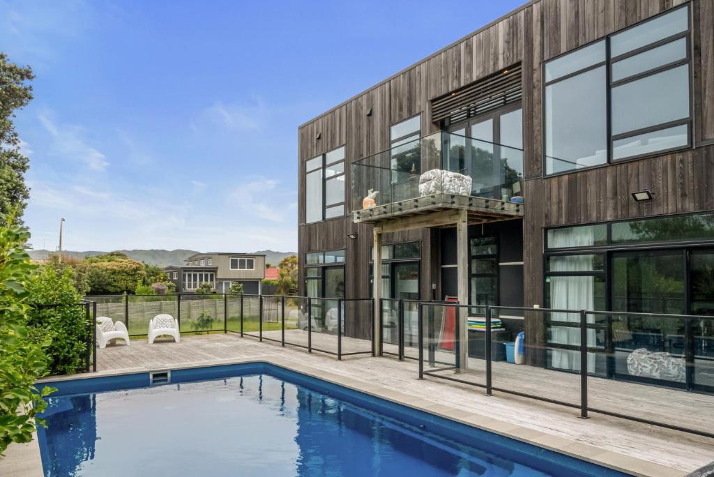 Sun and Serenity - Waikanae Beach Holiday Home, Waikanae