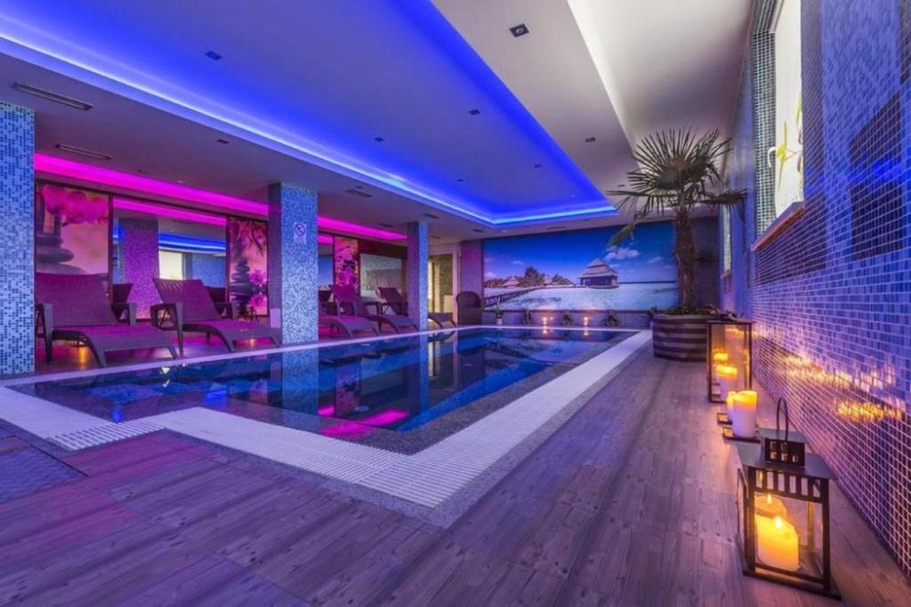 Hotel Sun의 아름다운 외관과 수영장 전경