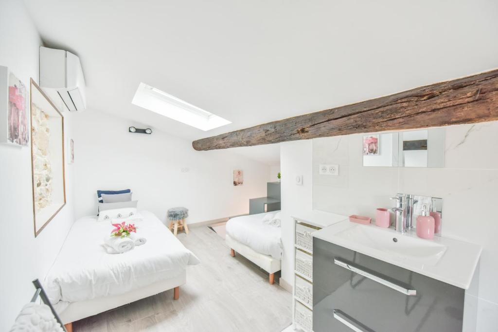 LE PETIT CASTELET - New superb flat in old Antibes, AC, WIFI, for 4 - 2