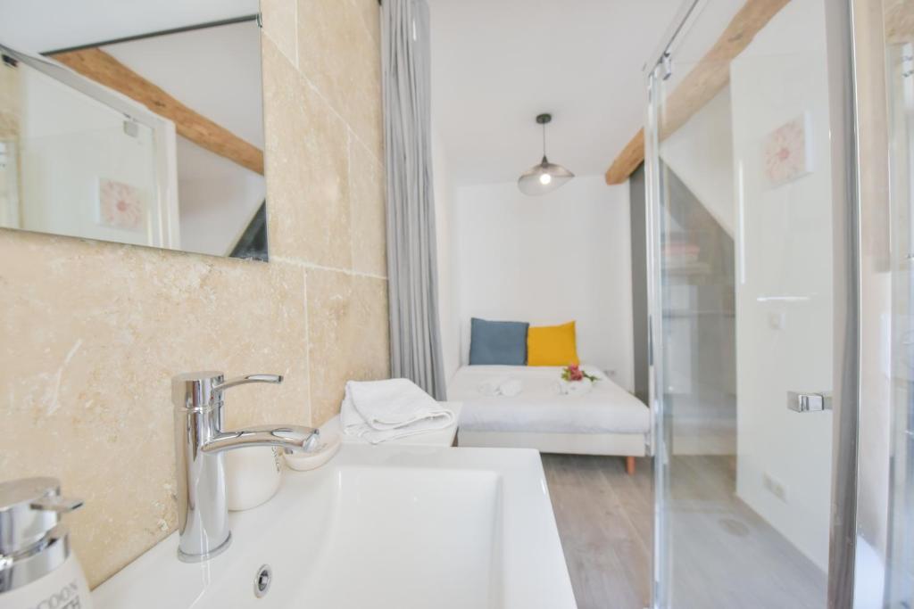LE PETIT CASTELET - New superb flat in old Antibes, AC, WIFI, for 4 - 3