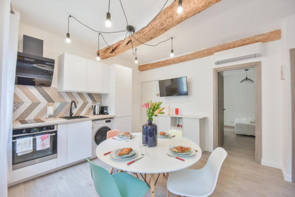 LE PETIT CASTELET - New superb flat in old Antibes, AC, WIFI, for 4 - 4