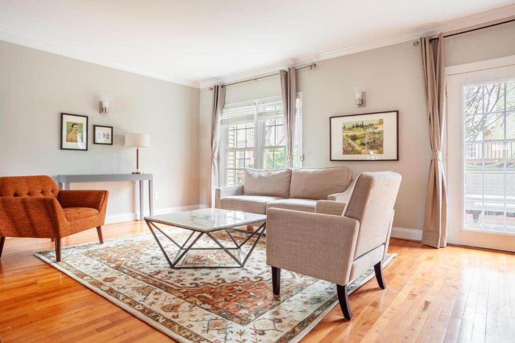 Fairfax 3br w backyard nr shopping mall park WDC-780