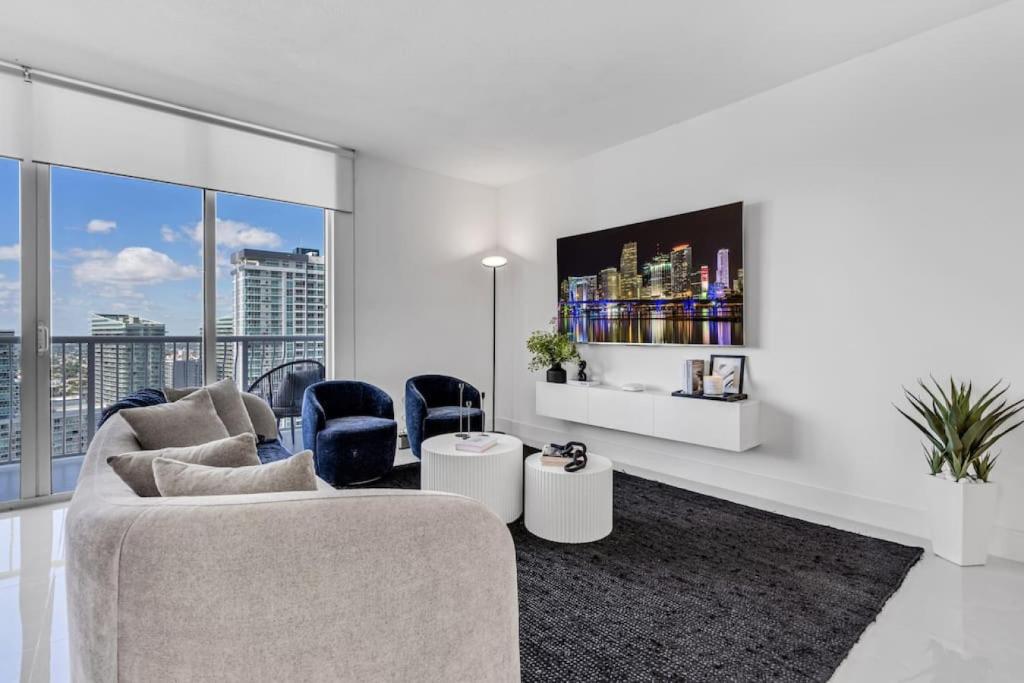 Luxe Brickell Gem with Huge Balcony n Ocean Views, Miami