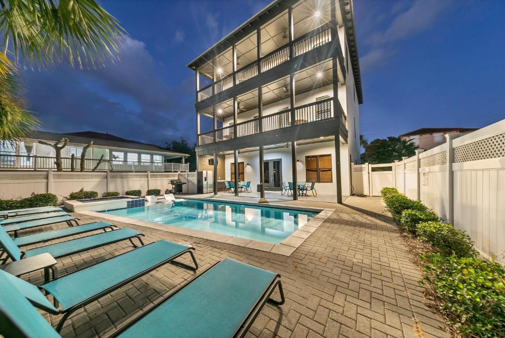 Hollywood & Divine, Destin