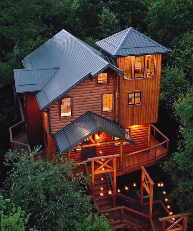 Skyview Treehouse by Amish Country Lodging, Millersburg