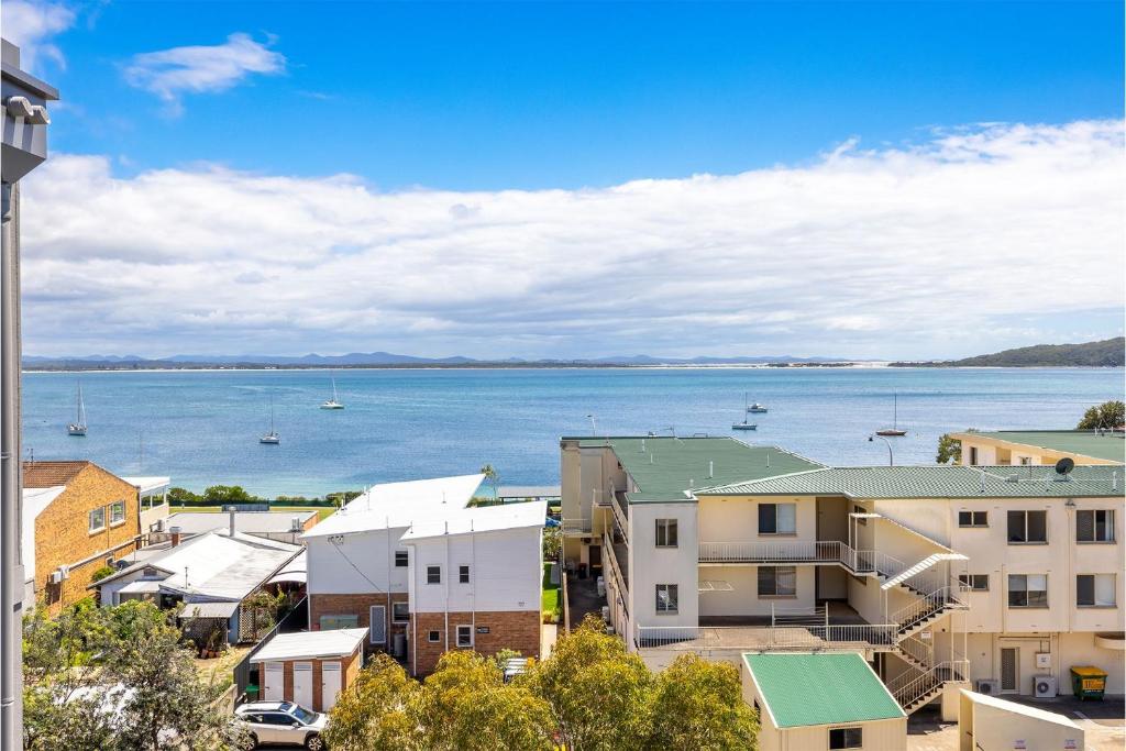 The Shoal, 508, Bullecourt St - stunning views, air con, lift and Wi-Fi, Shoal Bay