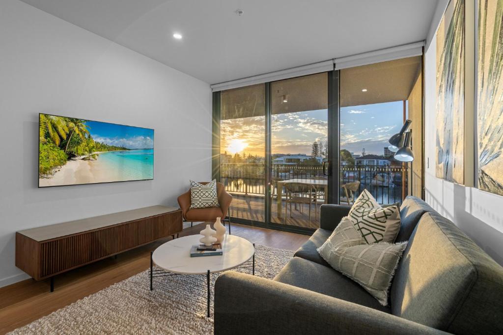 The Riverview - Brand New Modern 2BR with King Bed, Parking & Pool, Gold Coast