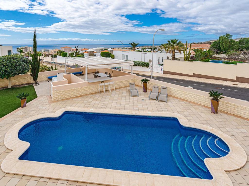 BuenaVista Villa Family with private heated pool garden parking - 2