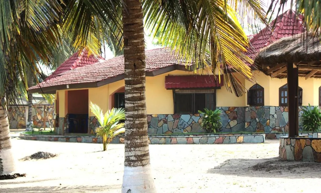 Rent your own private beach bungalow, hotel in Ampeni