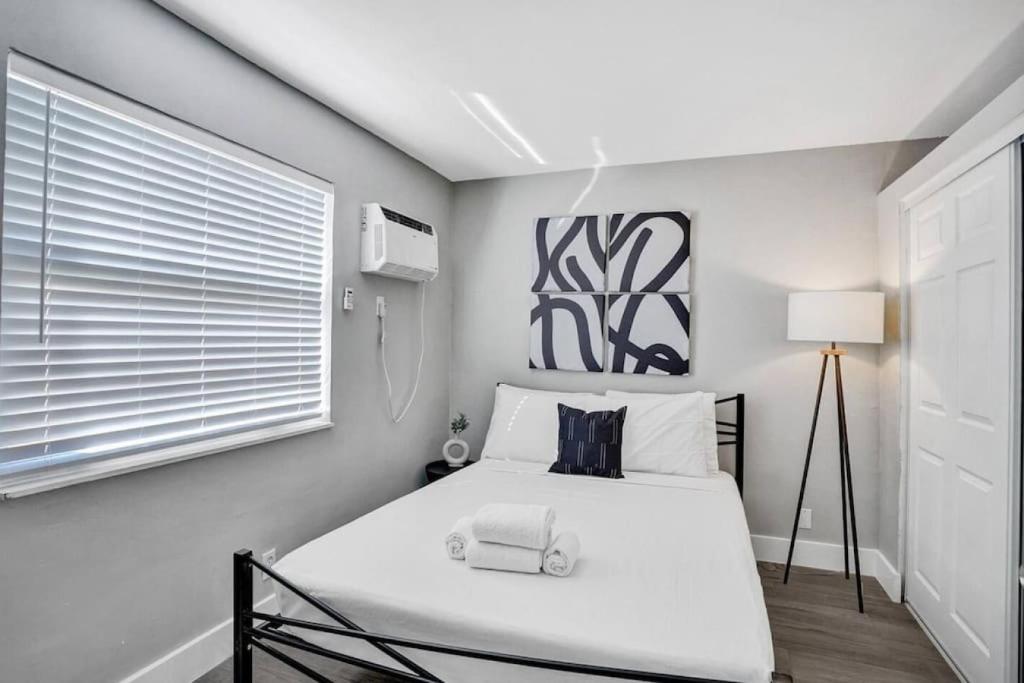 Rustic Retreats Modern 1BR For 4 Guests Minutes From Las Olas, Fort Lauderdale