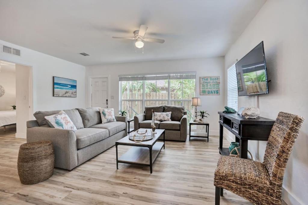 Beach Getaway One Block from the Beach, Pompano Beach