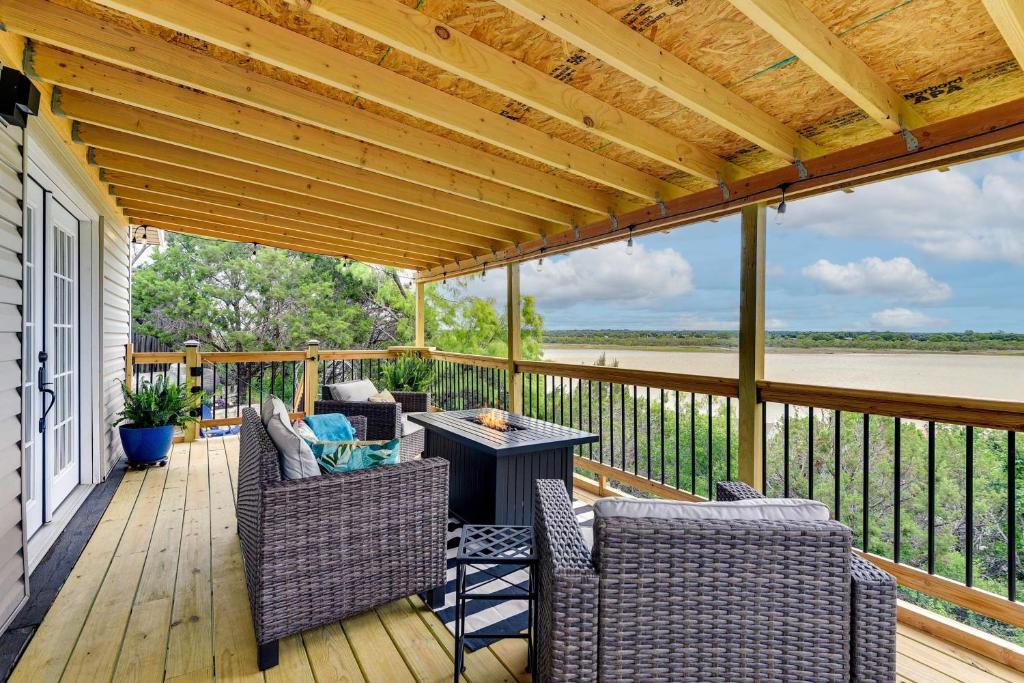 Waterfront Escape on Lake Granbury Deck and Patio!, Granbury