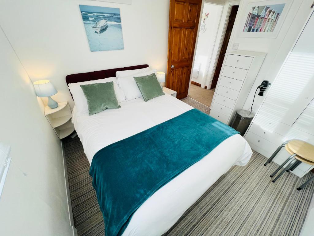 2 Bedroom Chalet SB11, Sandown Bay photo 2