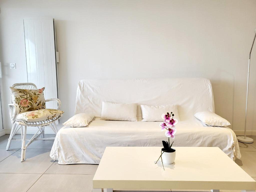 Appartement T3 avec terrasse, garage - La Chaume - FR-1-92-765 - 2