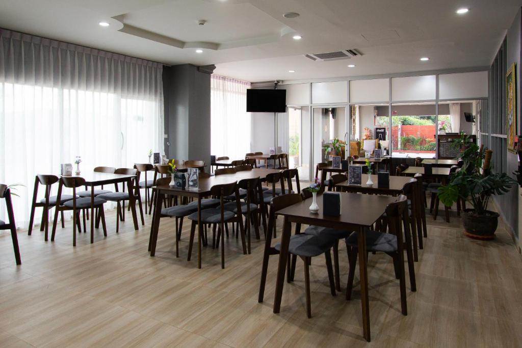 Restaurant, Valhalla Pattaya Hotel in Pattaya