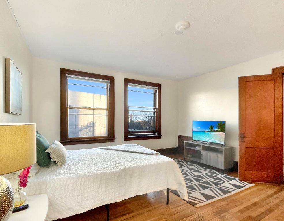 1 Bed Apt On Grand - Walk To 3 Breweries!, Des Moines