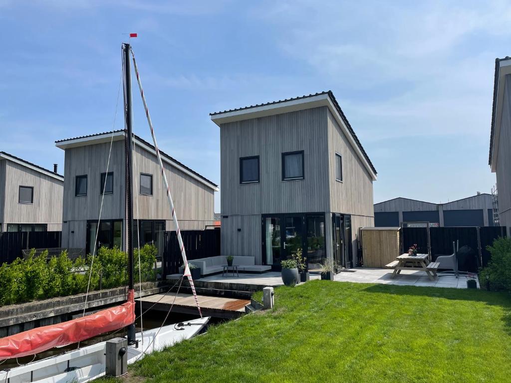The Waterlodge Heeg - inclusief sloep en zeilboot