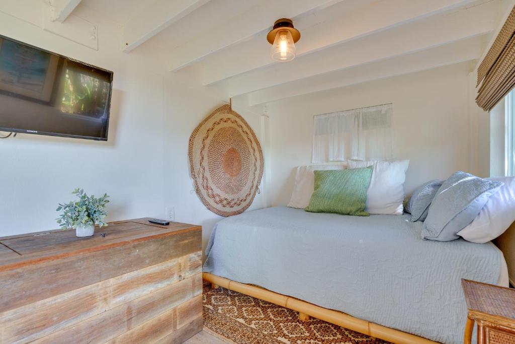 Aiea Studio Apartment with Shared Patio and Views!