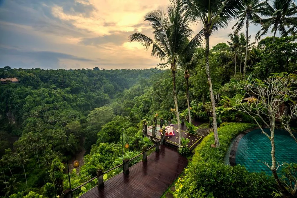 Lembah hijau dan kolam di Kedewatan, Ubud