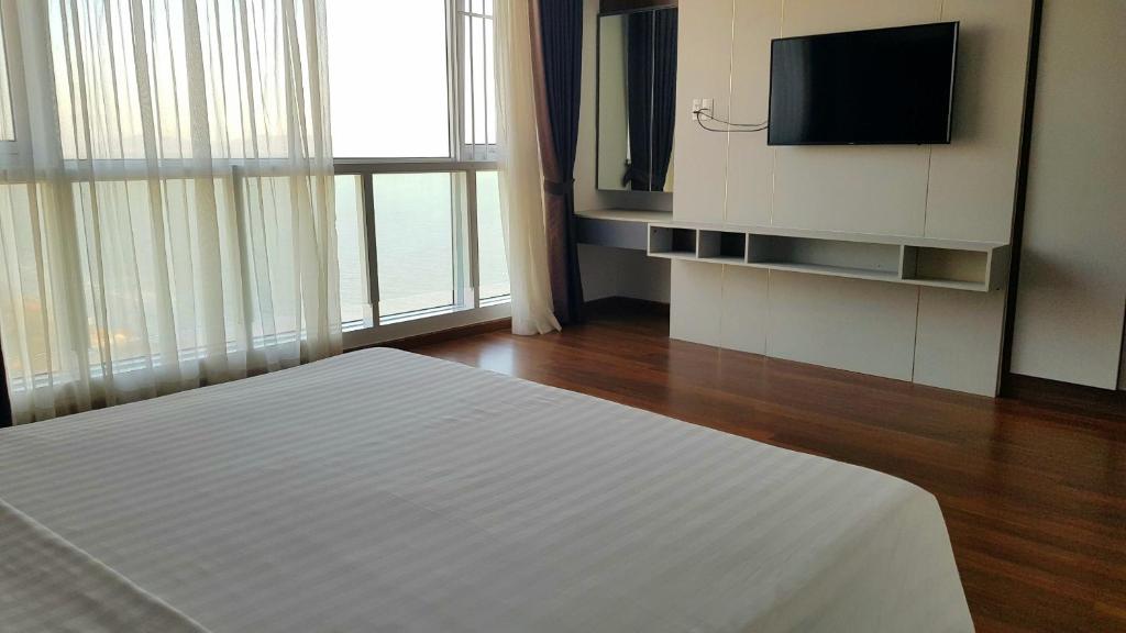 Shared lounge/TV area