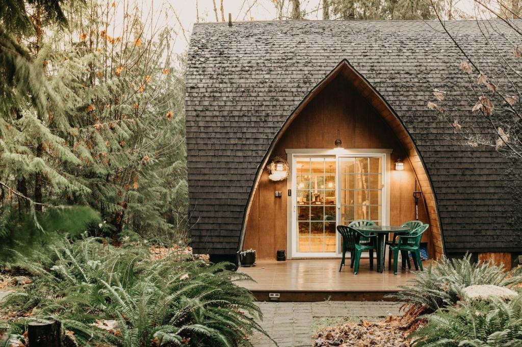 78MBR - Wood Stove - WiFi - Pets Ok - BBQ - Sleeps 6 home, Glacier