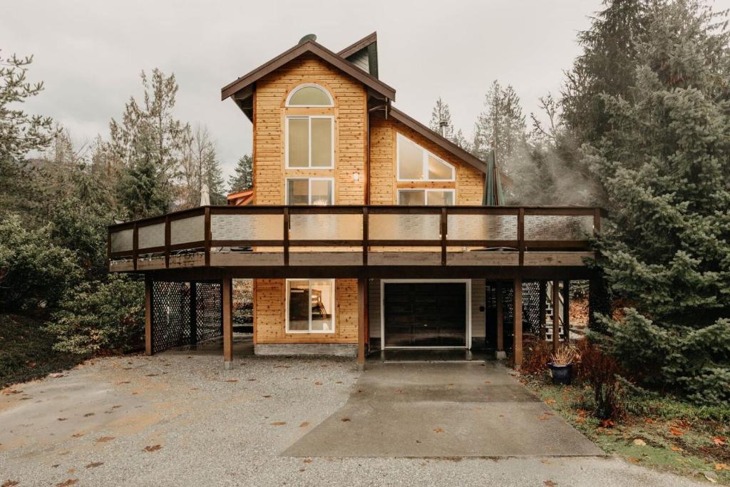 80MBR - Hot Tub - WiFi - BBQ - Wood Stove - Sleeps 9! home, Glacier