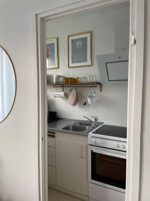 Top floor apt with stunning view 4