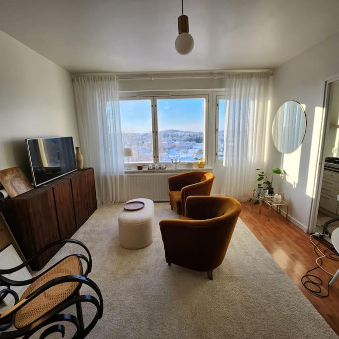 Top floor apt with stunning view 2