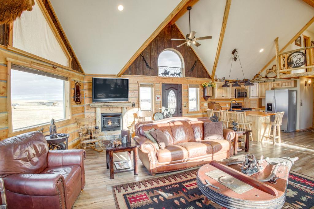 Roberts Home with Western Decor and Mountain Views!, Roberts