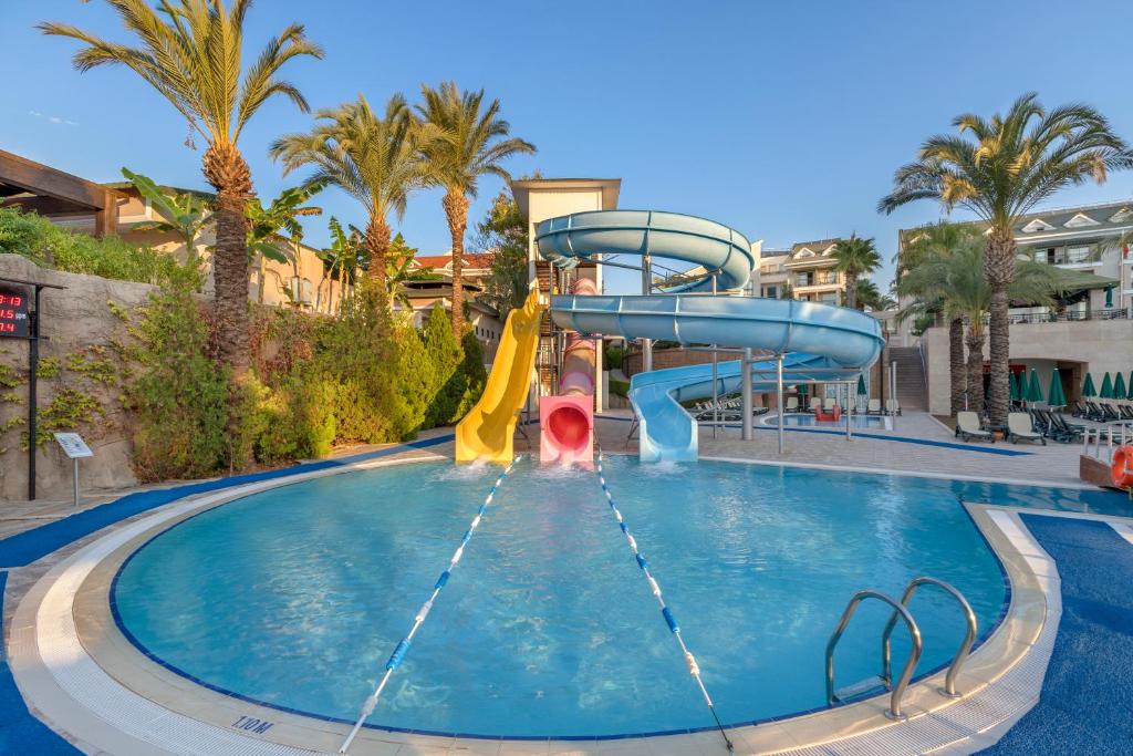 Dobedan Beach Resort Comfort ''Ex Brand Alva Donna Beach Resort Comfort'' — Swimming pool in Side