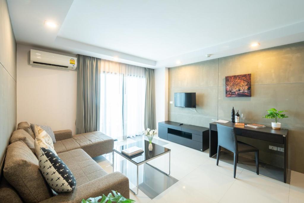 Shared lounge/TV area