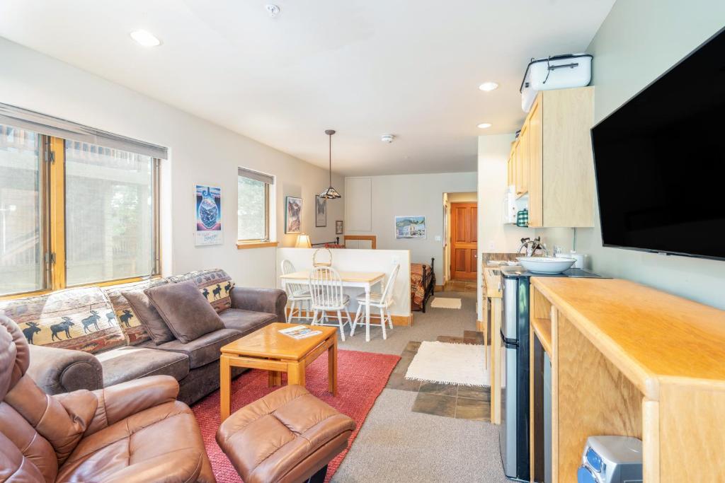 Cozy Tomboy Studio with private deck, Telluride