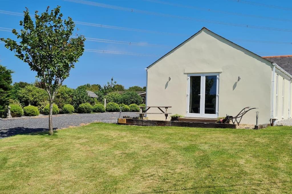 Romantic Rural Cottage with Large Gardens, Llangefni photo 4
