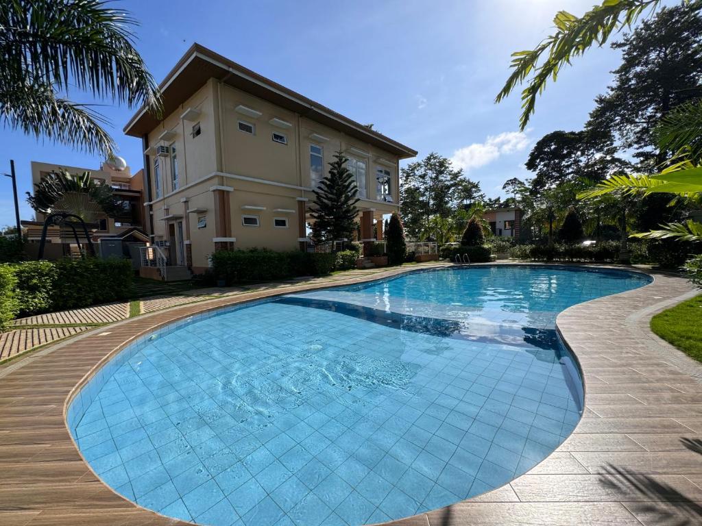 2 ベッドルーム アンド 1 ベッドルーム アパートメント ウィズ プライベート プール アンド ジム (2 Bedroom and 1 Bedroom Apartments with Private Pool and Gym) ガーデン