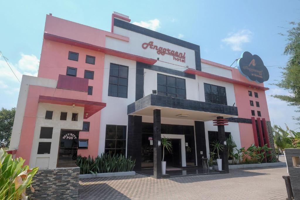 Exterior view, UrbanView Hotel Anggraeni Jatibarang in Slawi