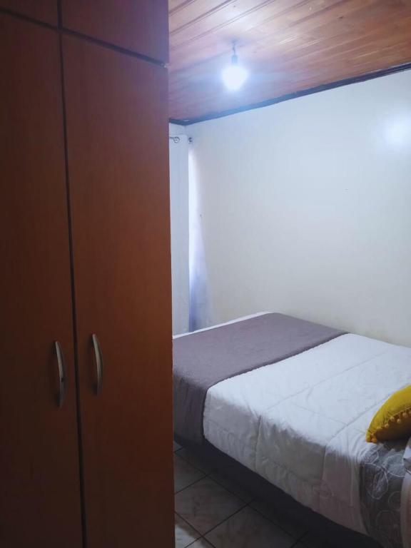 Cómoda, acogedora y tranquila casa en pleno centro, dos dormitorios, estacionamiento privado, a pasos de supermercados, farmacias, hospital, restaurantes, mall,bancos, locomoción, especialmente para moverse dentro de la ciudad o viajar a zonas cercanas - 3