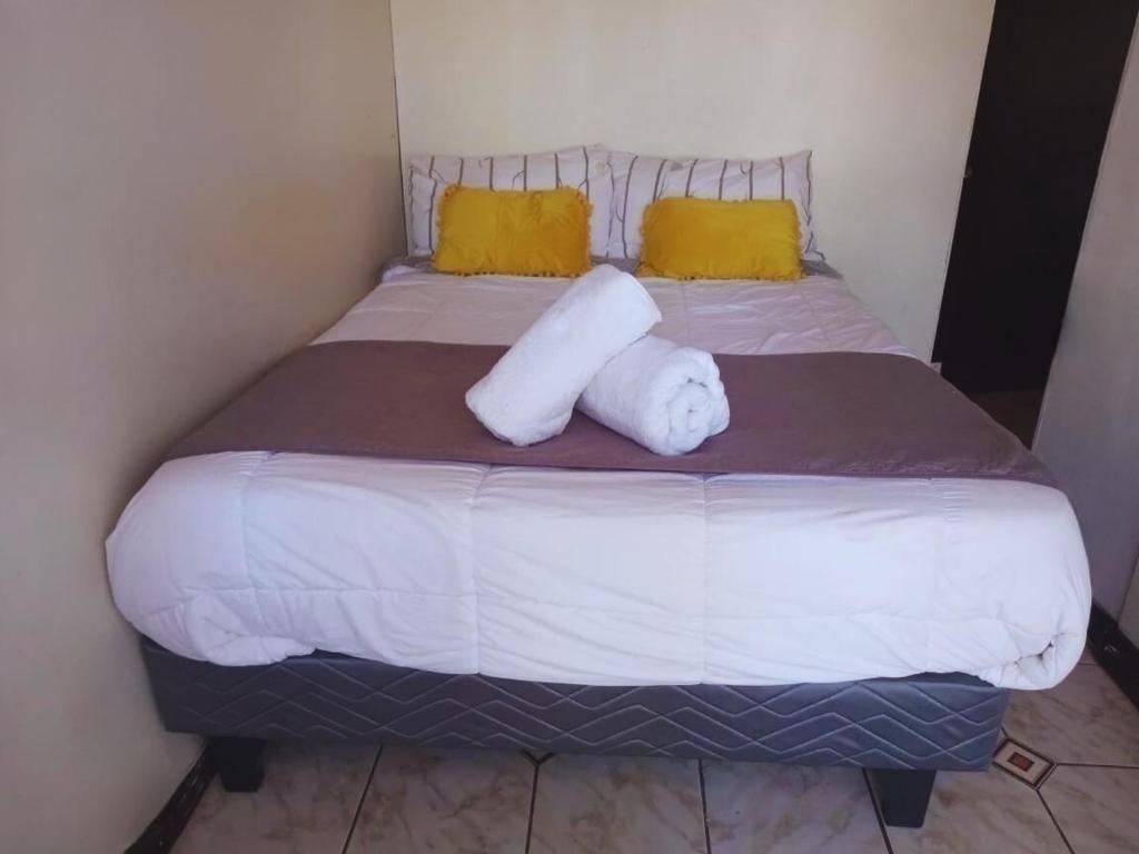 Cómoda, acogedora y tranquila casa en pleno centro, dos dormitorios, estacionamiento privado, a pasos de supermercados, farmacias, hospital, restaurantes, mall,bancos, locomoción, especialmente para moverse dentro de la ciudad o viajar a zonas cercanas - 2