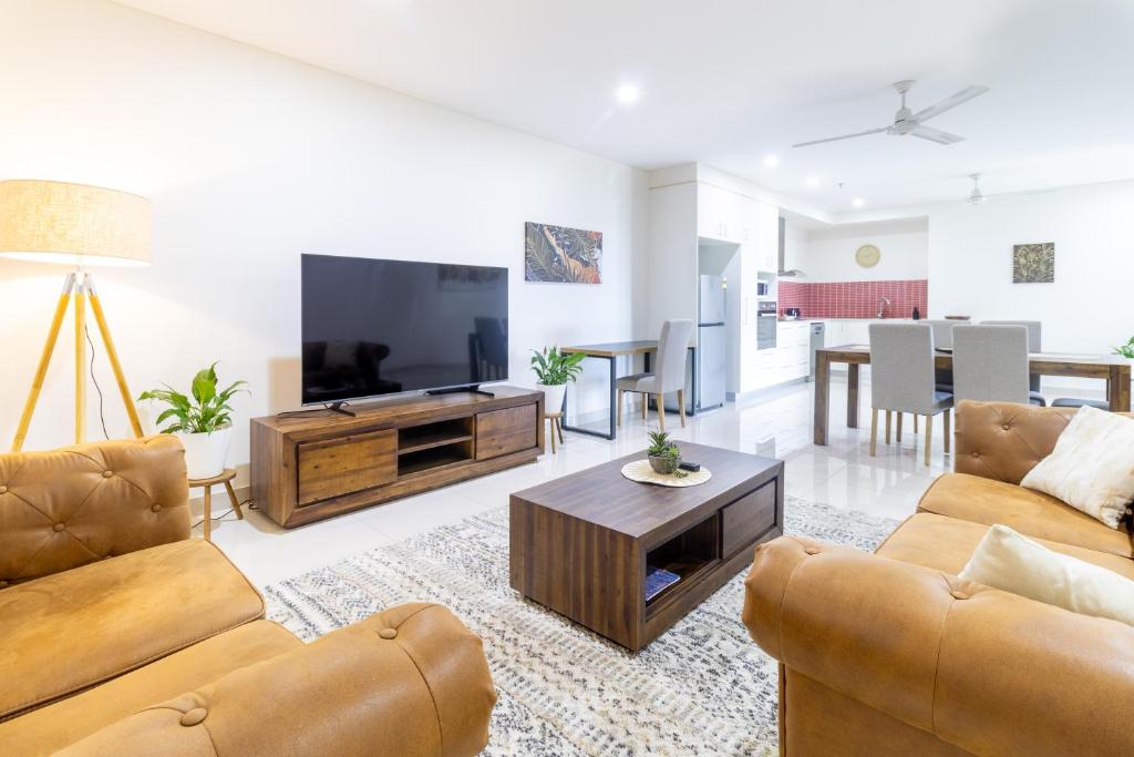 Executive Suite with Pool & Gym, 2 car parks, Darwin