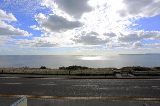 BOURNECOAST: MODERN HOLIDAY FLAT- SEA VIEWS-FM6128, Bournemouth