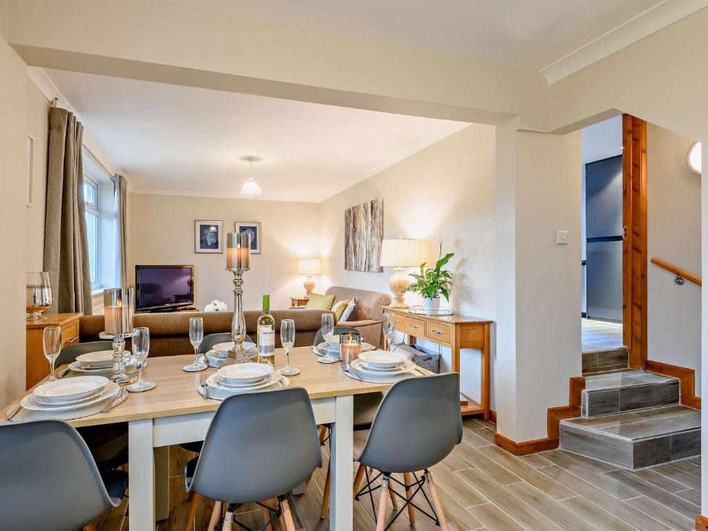 3 Bed in Lulworth Cove 82367, West Lulworth