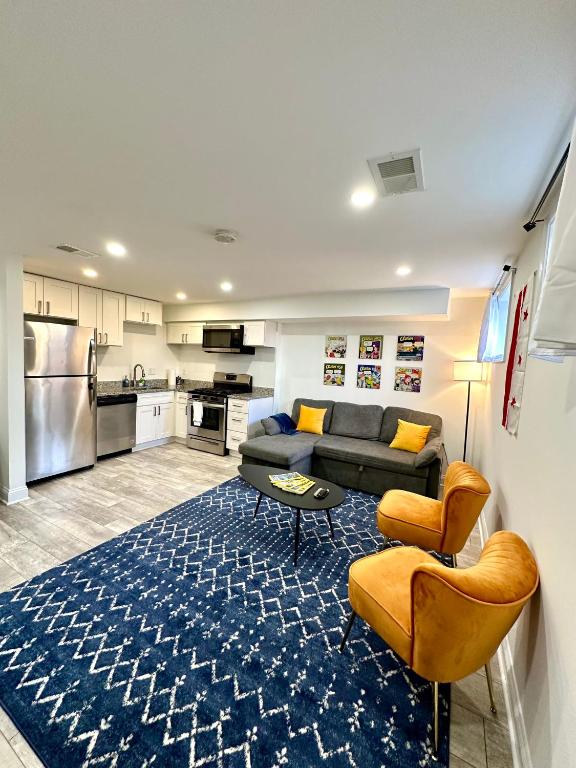 Stylish 1 Bed - 5 min walk to Metro, free parking!, Washington