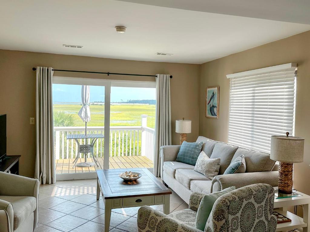 Panoramic Marsh and Ocean Views. Steps to Beach and Pool., Harbor Island