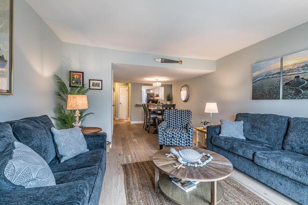 New Listing - Overlooking the Pool with Beach Views, Harbor Island