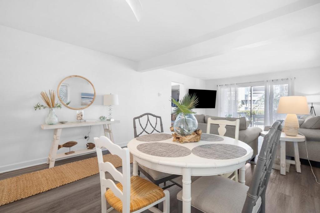 Newly Listed - One bedroom condo on Harbor Island, Harbor Island